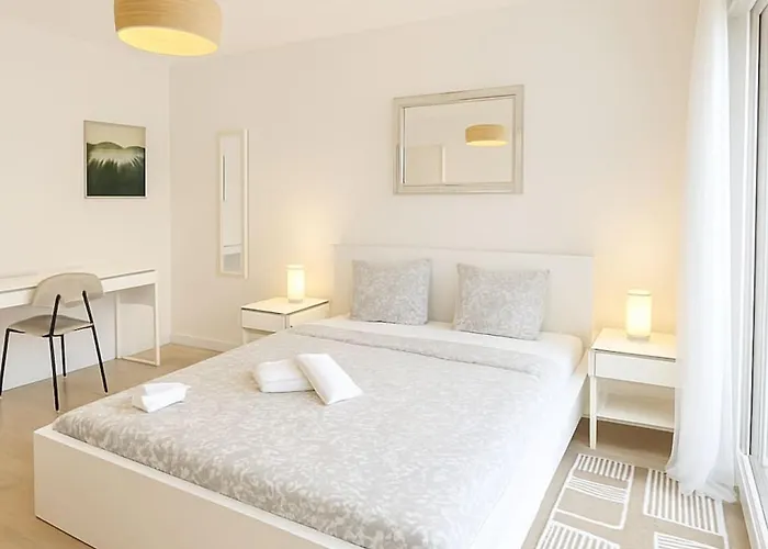 The Classy Minimalist Lakefront * Lozanna